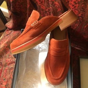 EUC Amber Suri Bernardo suede mule